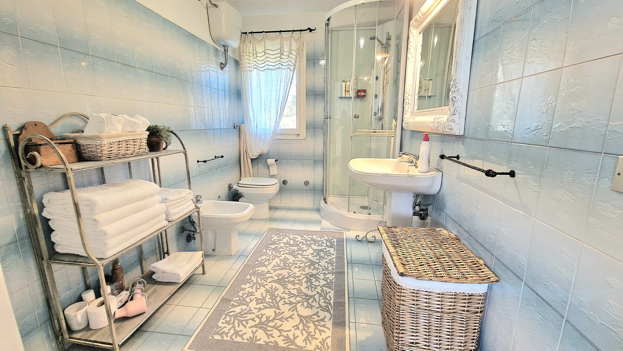 Badezimmer mit blauen Fliesen