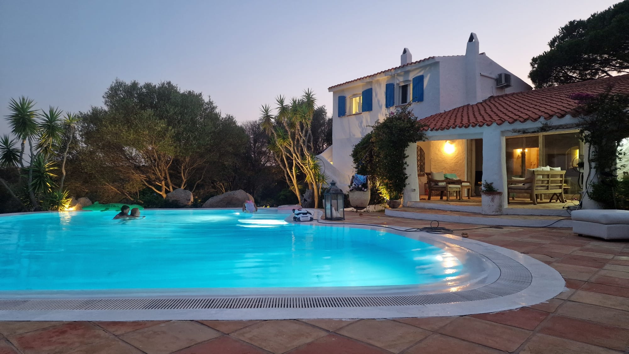 Pool in der Abenddämmerung