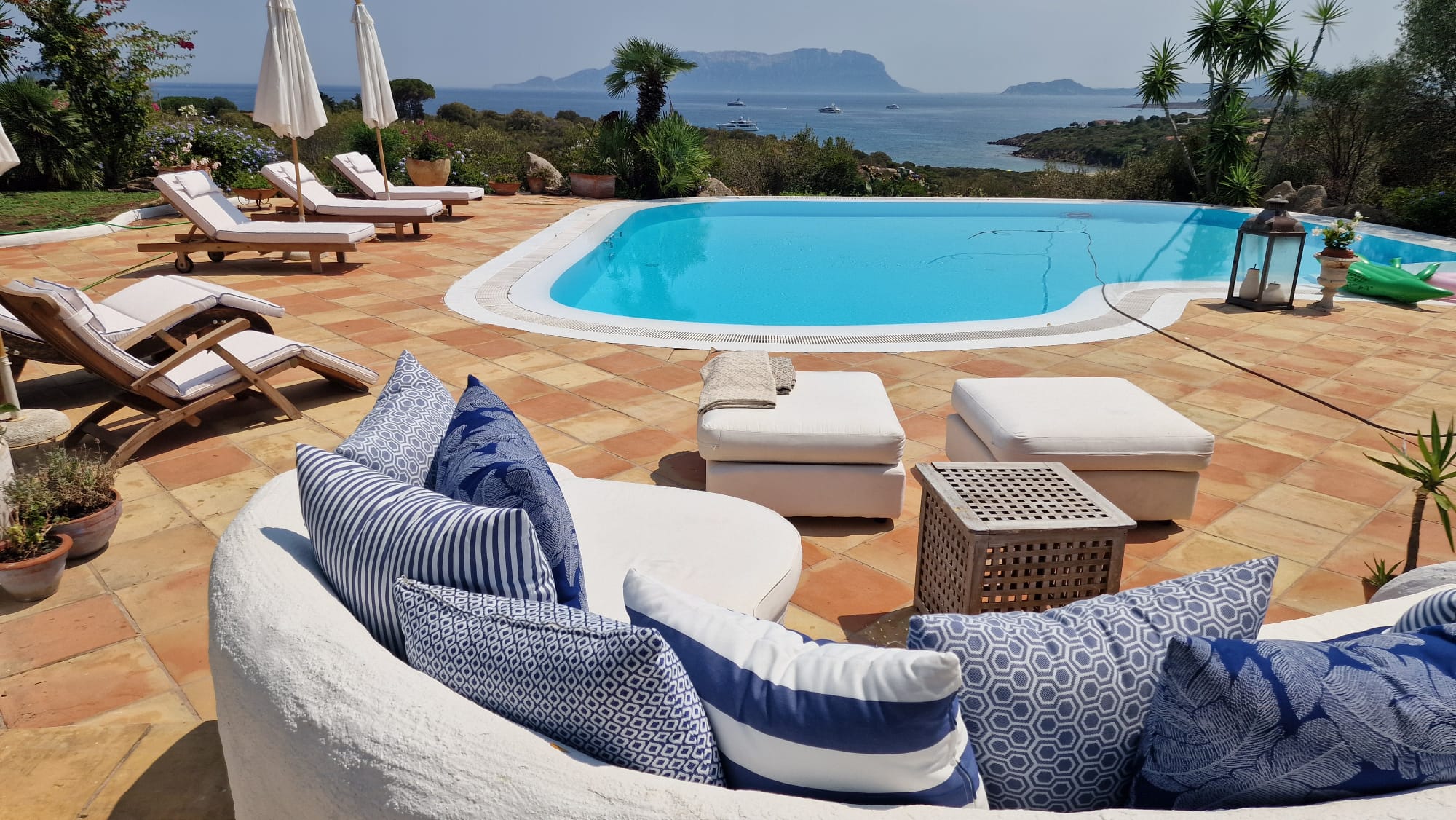 Pool mit Außensofa und Meerblick