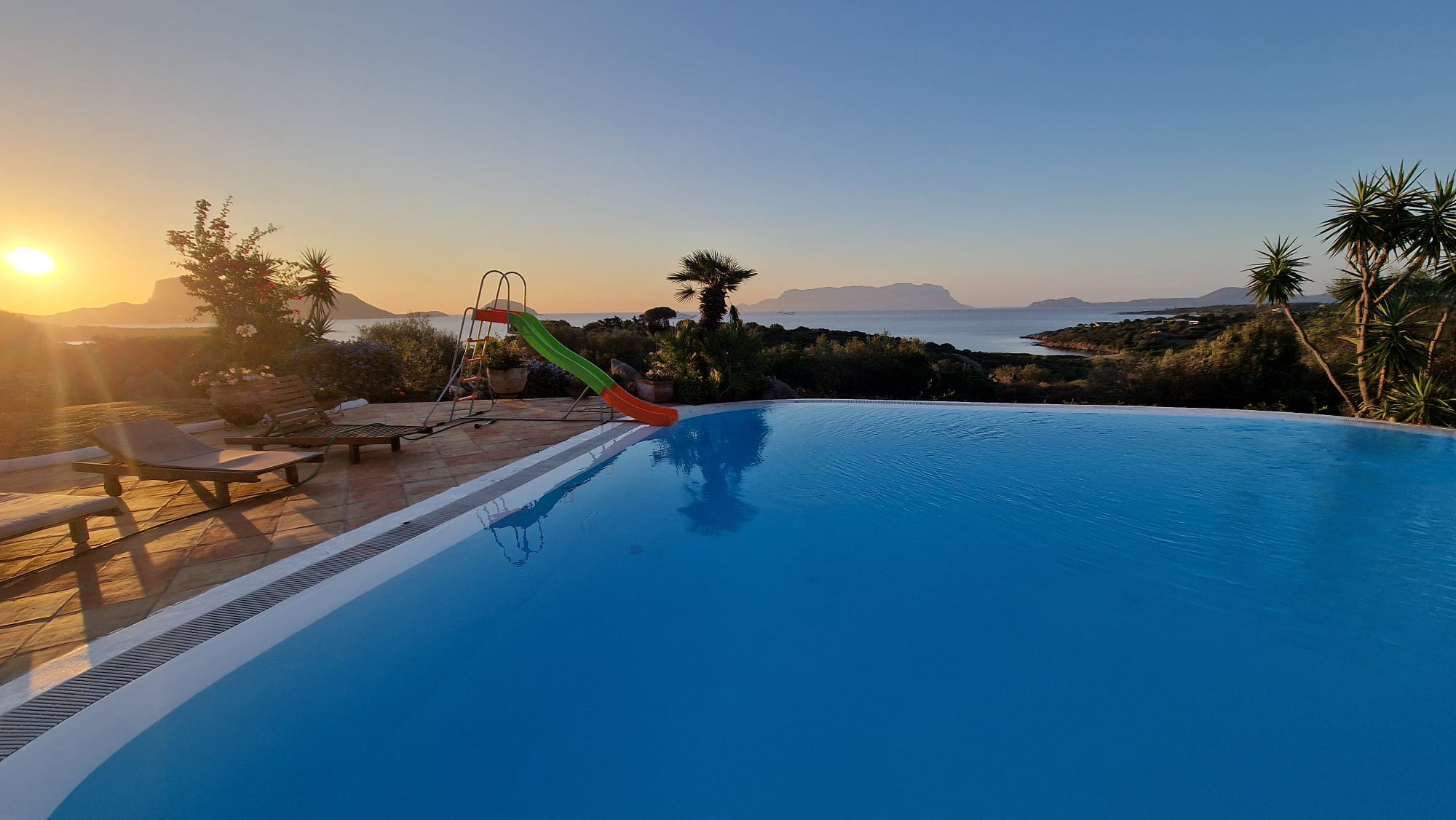 Pool bei Sonnenuntergang