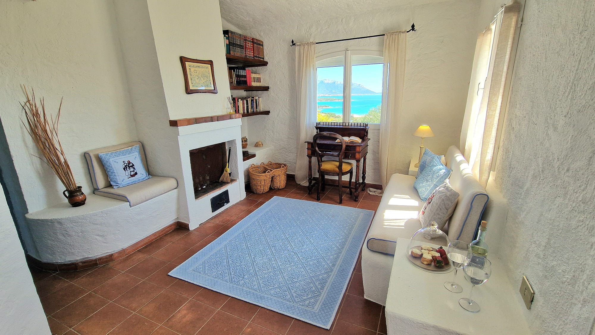 Salon mit Kamin und Meerblick