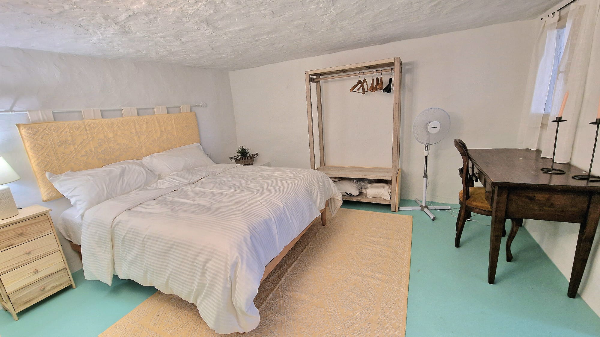 Schlafzimmer mit offener Garderobe
