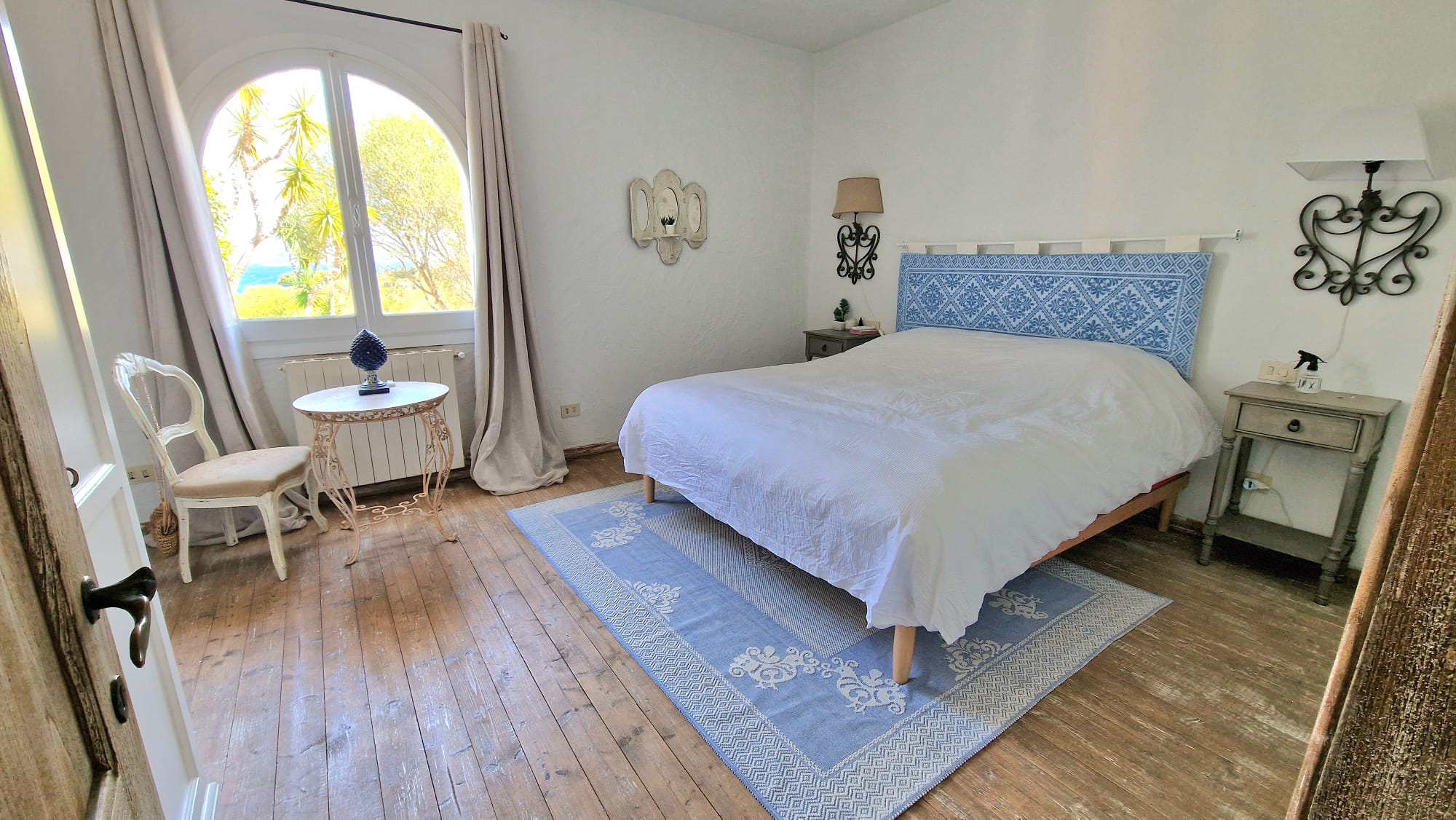 Schlafzimmer mit blauem Kopfteil