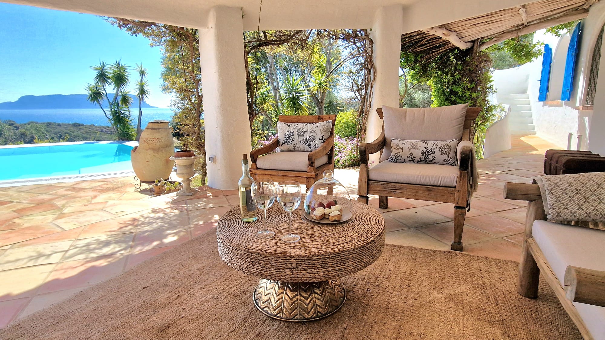 Überdachte Terrasse mit Sesseln