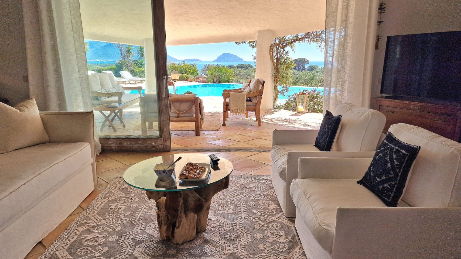 Wohnzimmer mit Poolblick