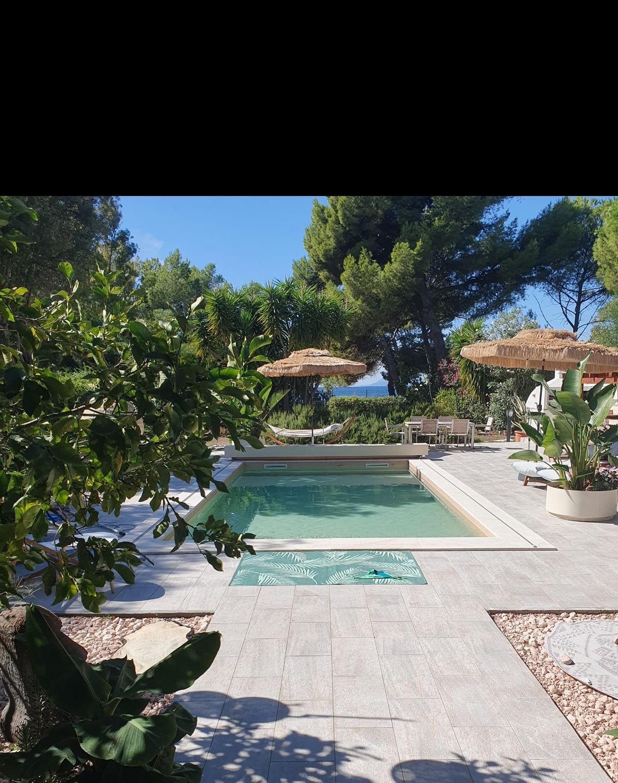 Katharinas Villa — Pool und Garten