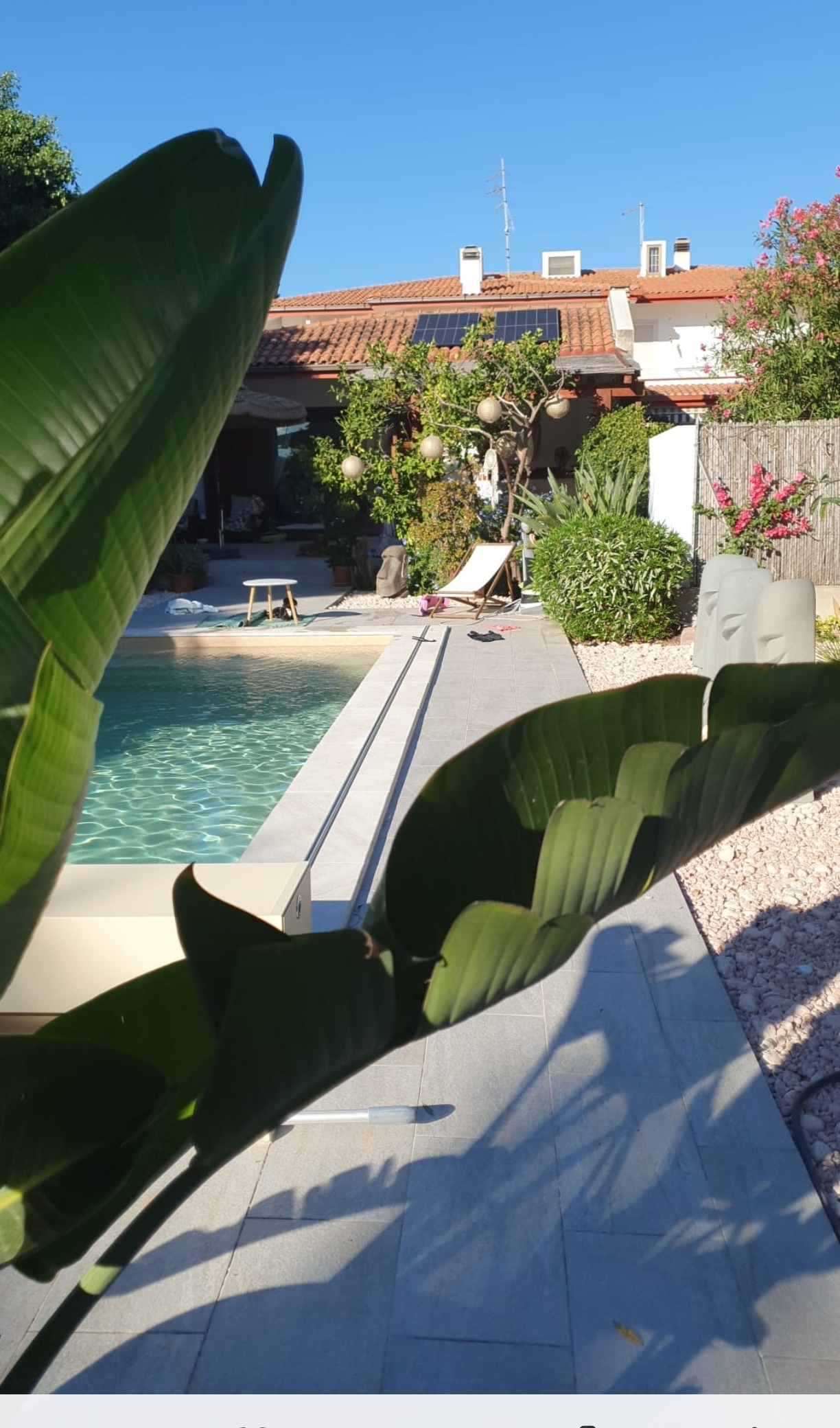 Pool und Garten der Villa
