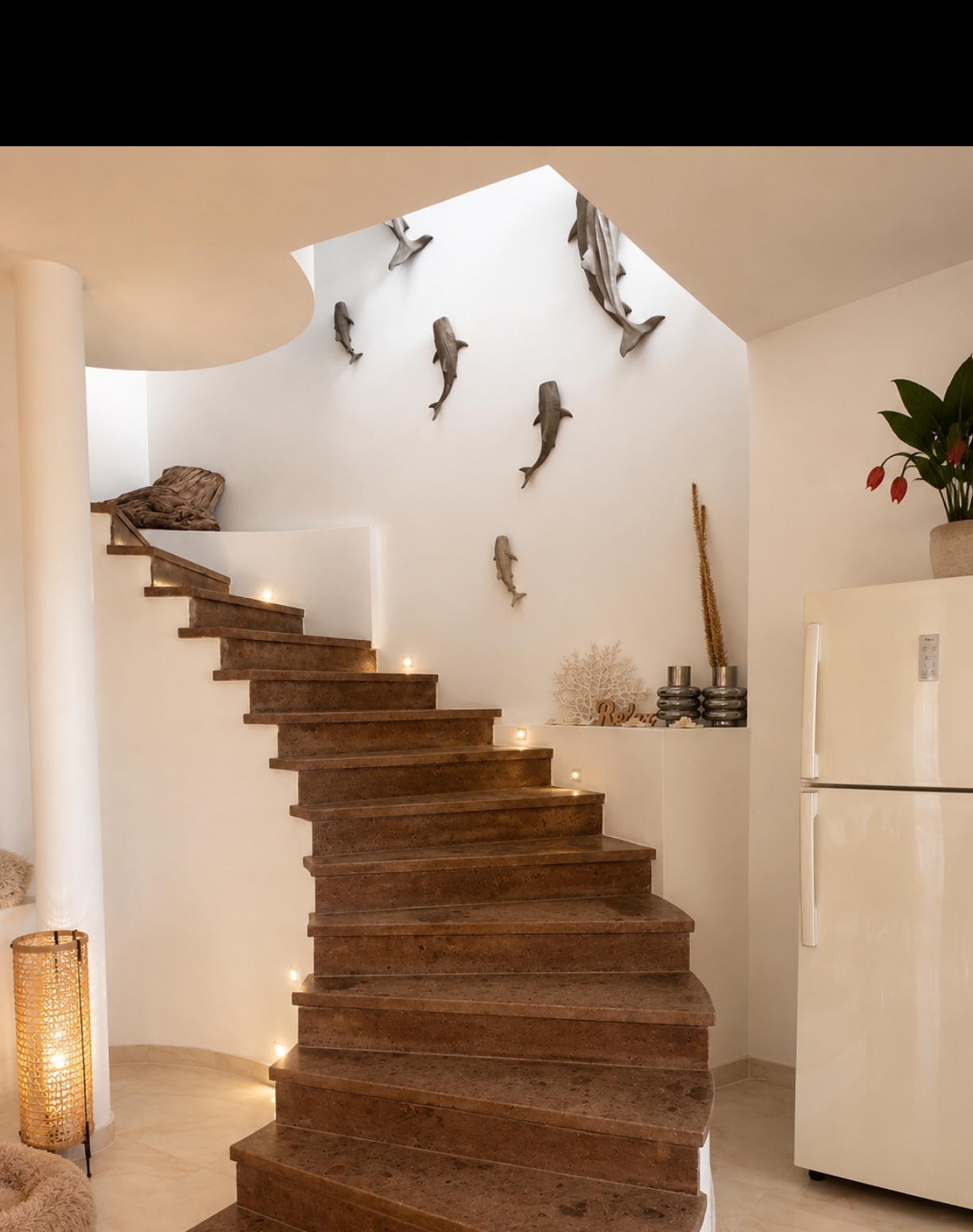 Treppenhaus mit Fischskulpturen