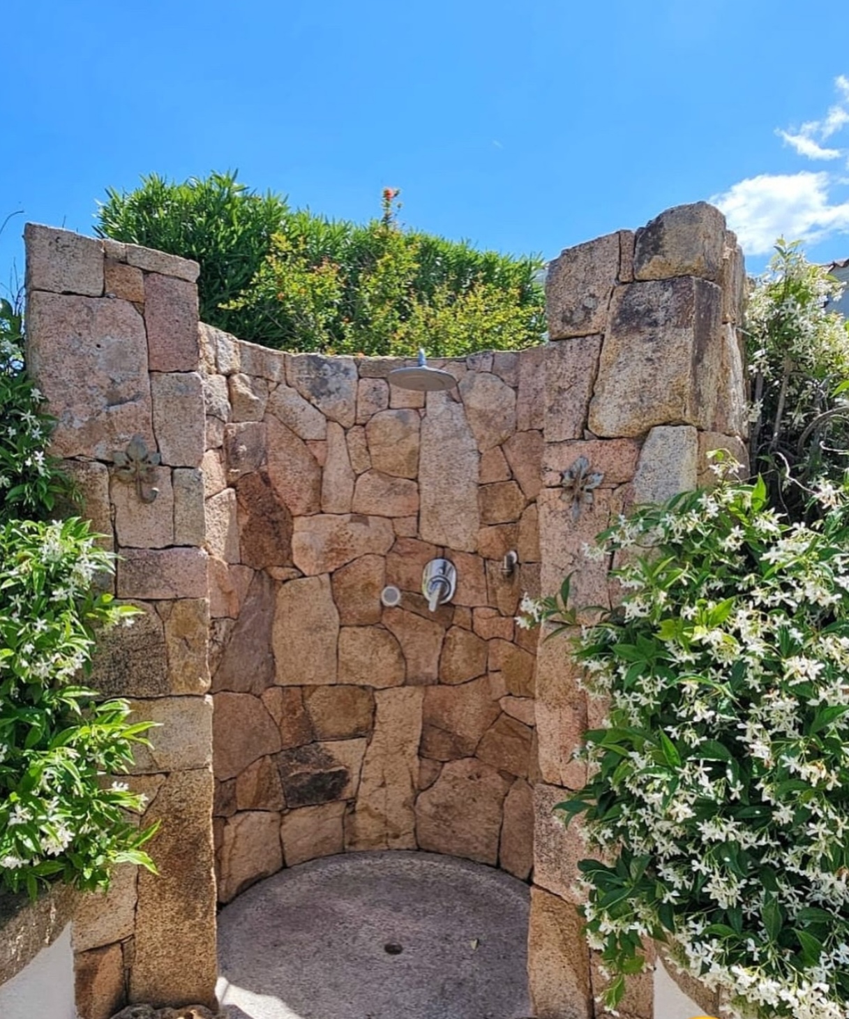 Outdoor-Granitdusche mit Jasminblüten