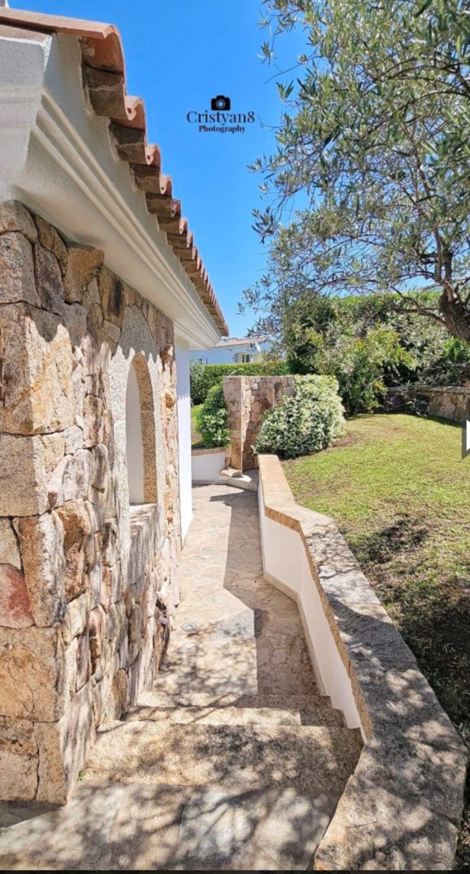 Villa Mariolu — Granitfassade und Garten