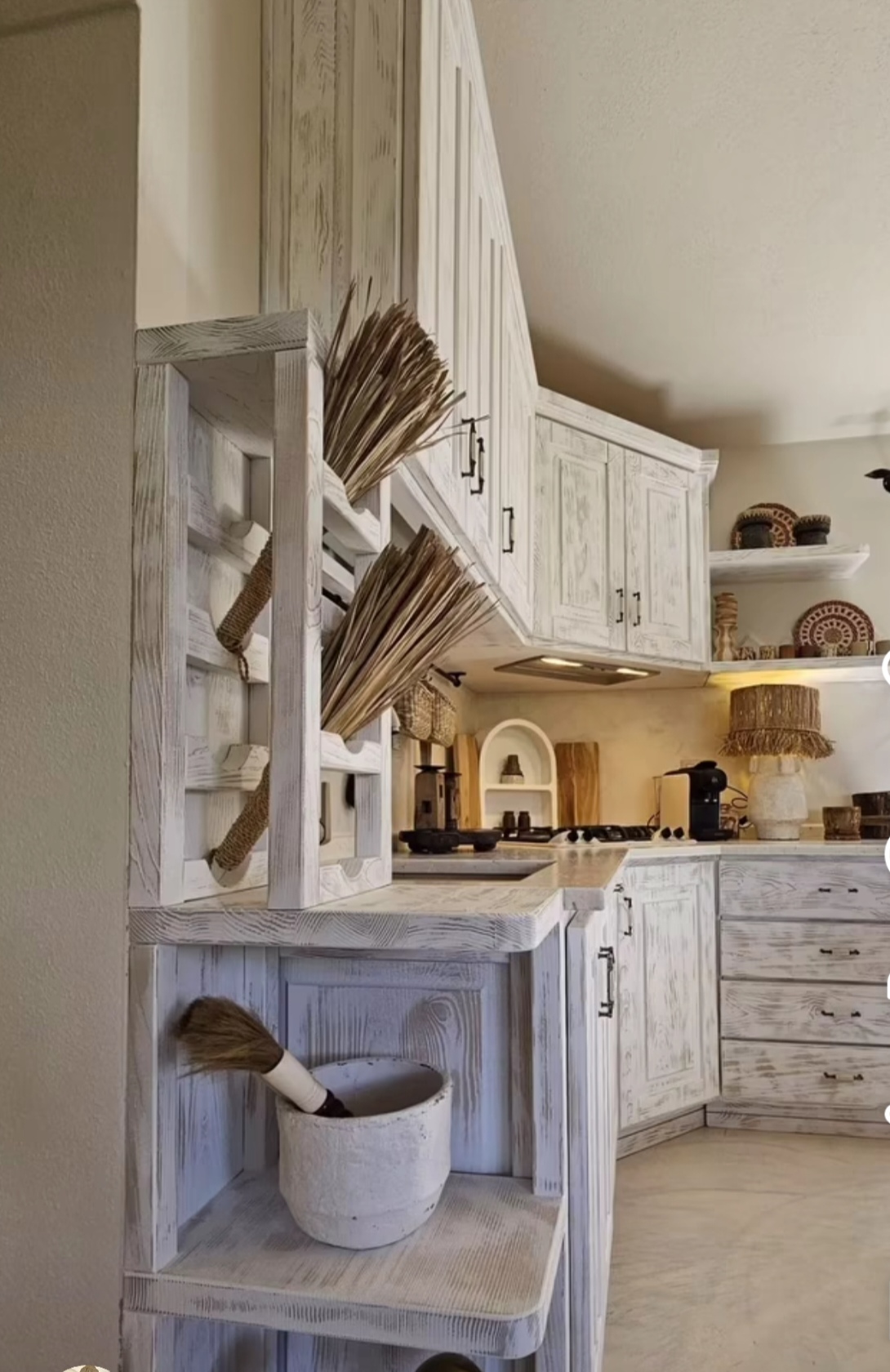 Küche mit weißen Vintage-Holzschränken