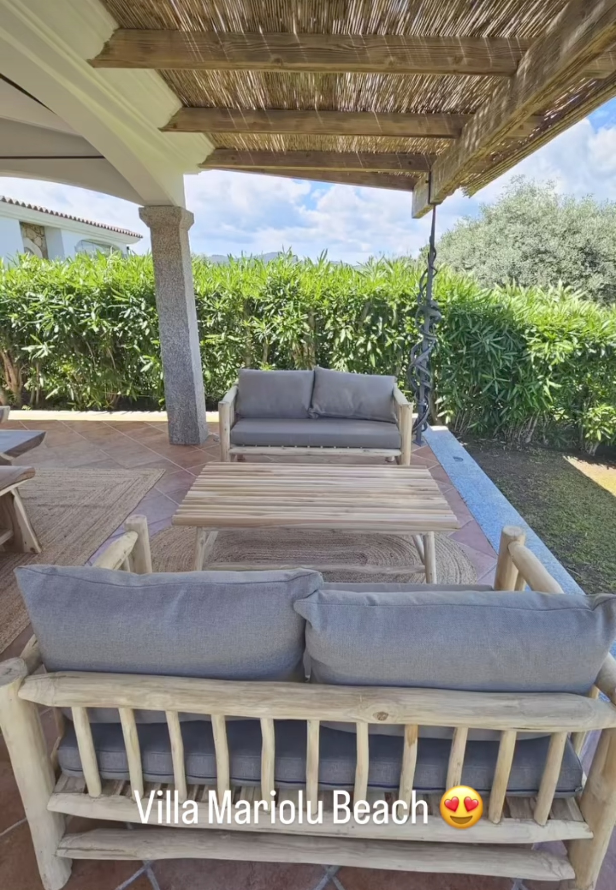 Outdoor-Lounge mit Teak-Sofas