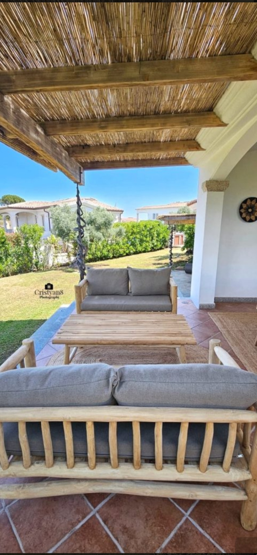 Outdoor-Lounge unter Schilfdach