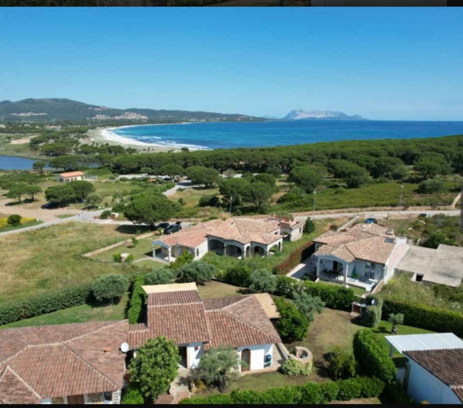 Luftbild Villa Mariolu Beach — Strand, Lagune und Isola Tavolara