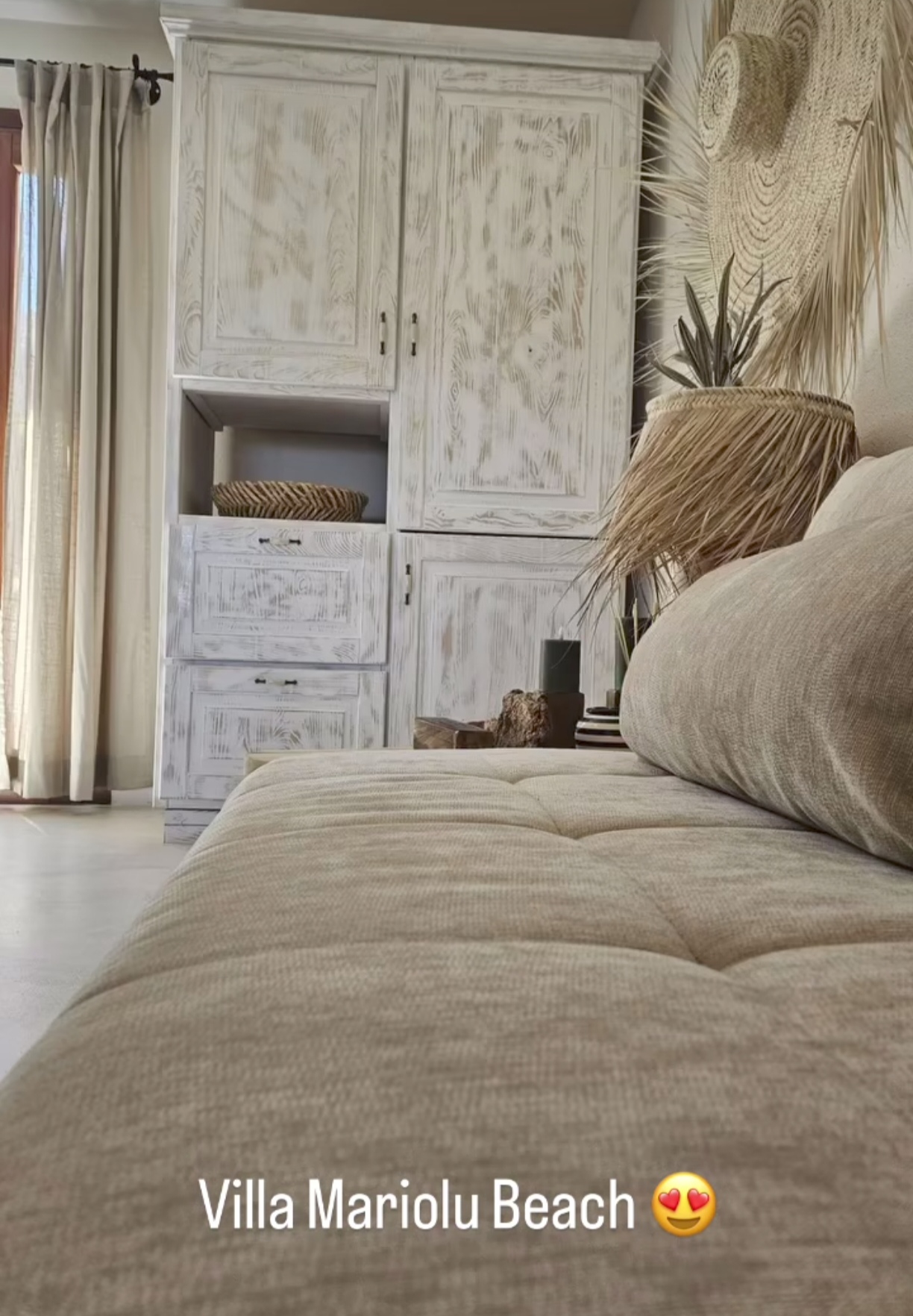Schlafzimmer mit weißem Vintage-Schrank