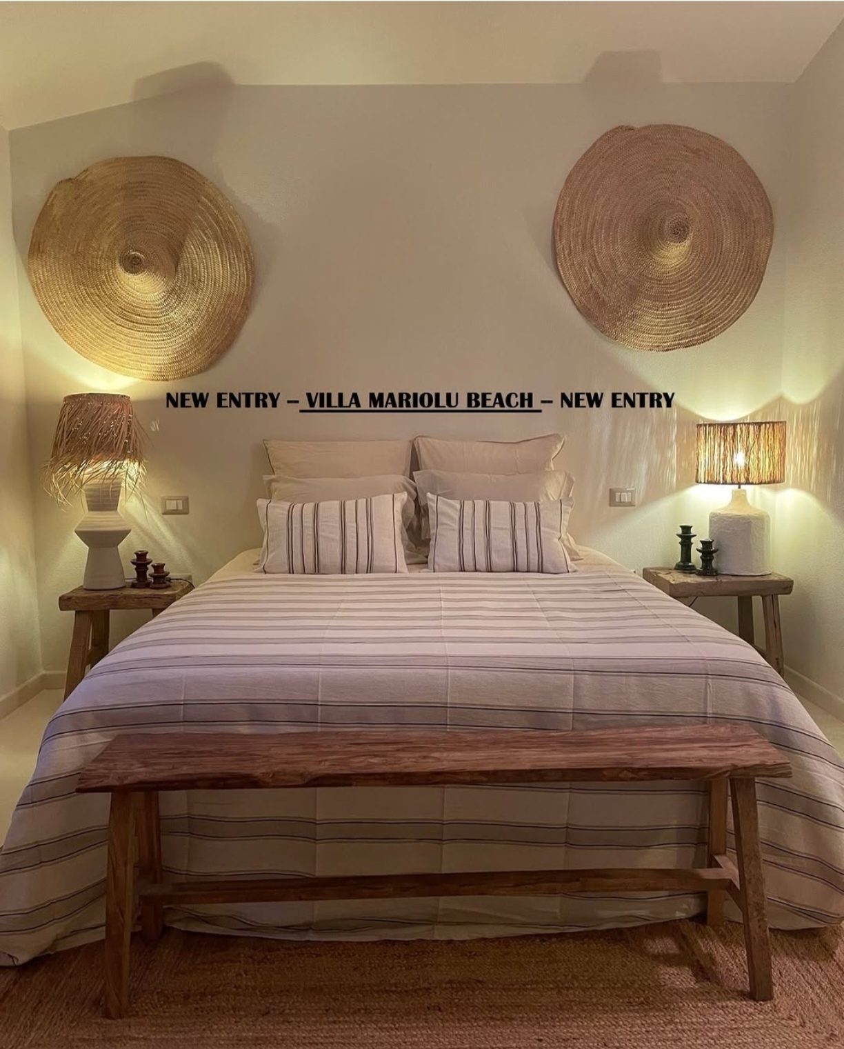 Hauptschlafzimmer mit Leinenbettwäsche und Boho-Wandkunst