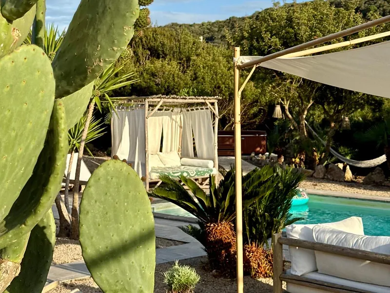 Shakti Retreats · Alghero · Pool mit Meerblick