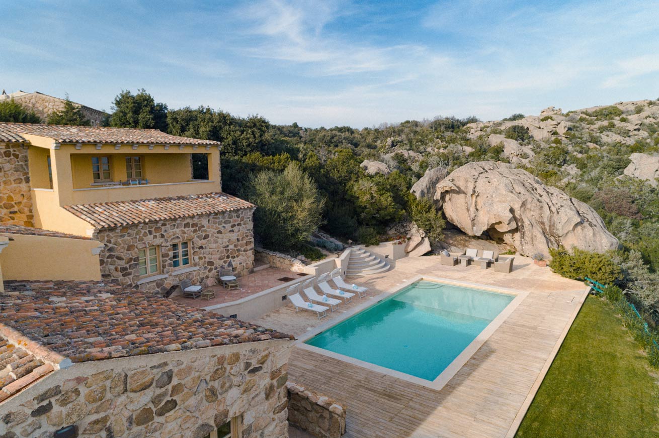 Villa Tavolara Drohnenaufnahme mit Pool