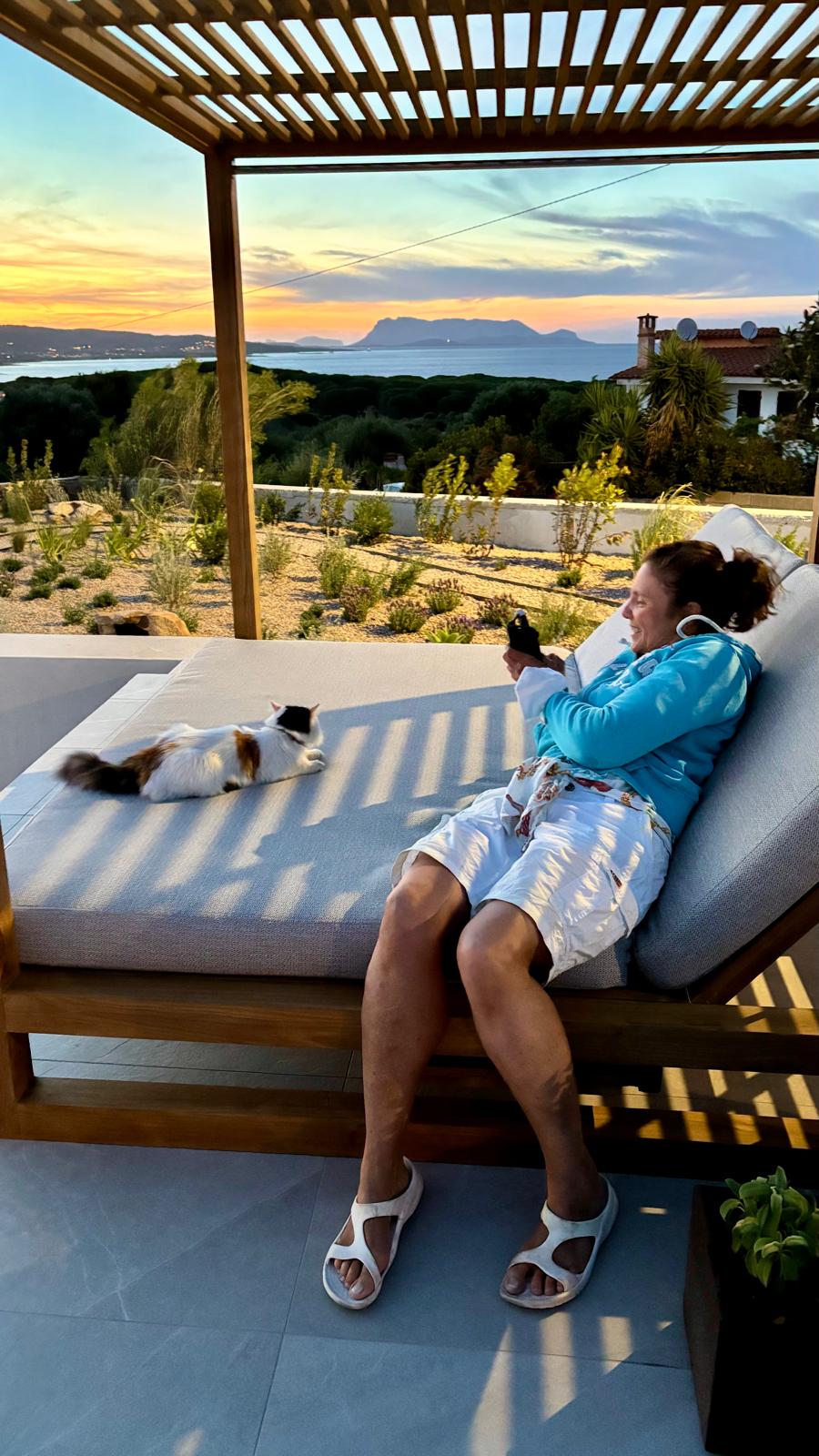 Christine auf dem Daybed bei Sonnenuntergang mit Tavolara