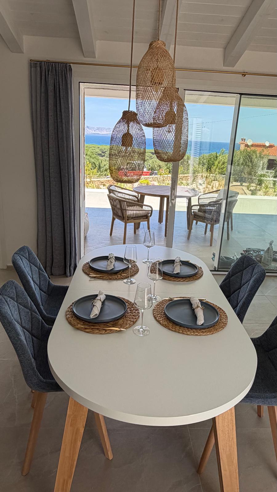 Esszimmer mit Meerblick und Rattanlampen