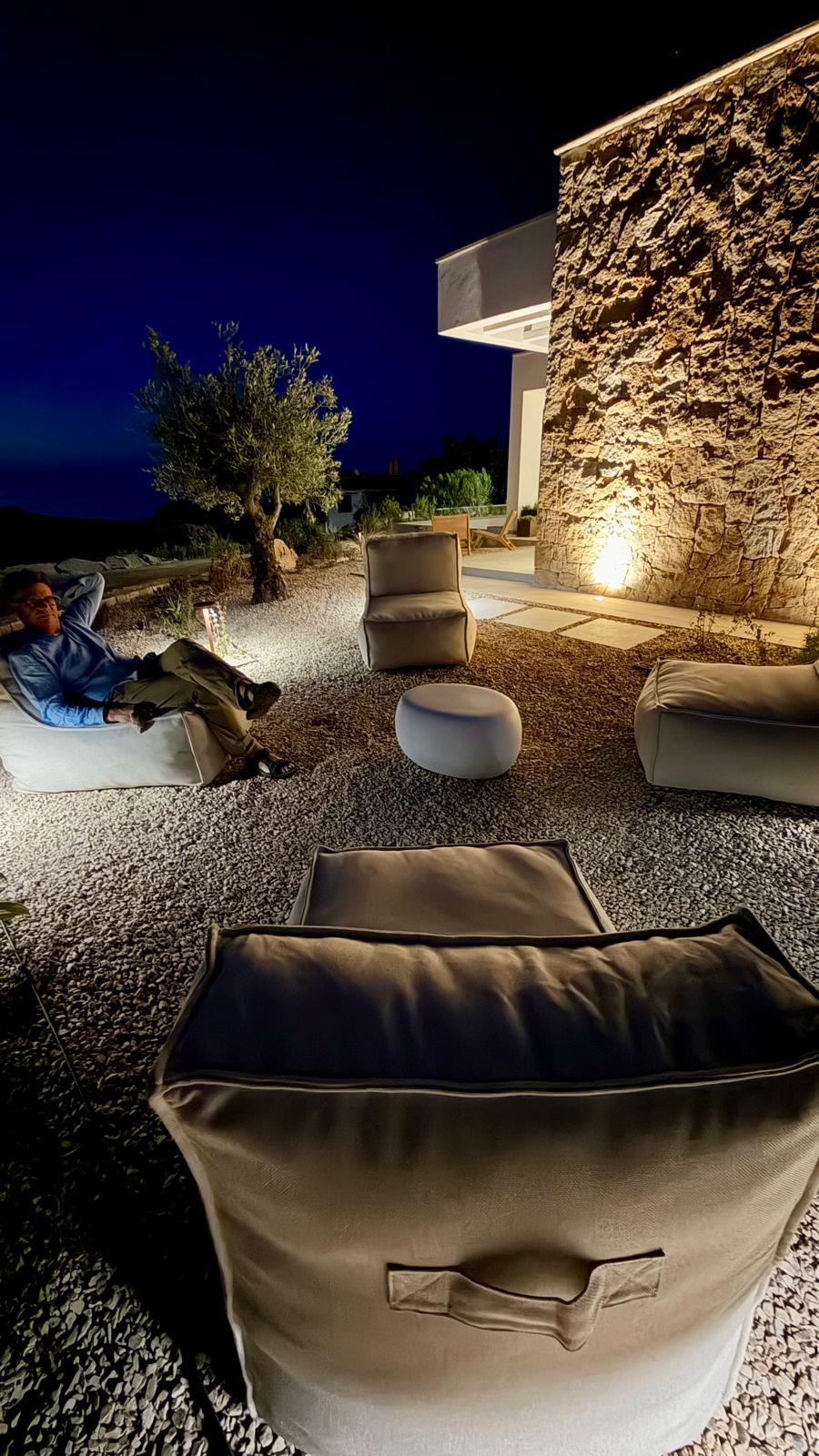 Outdoor-Lounge bei Nacht