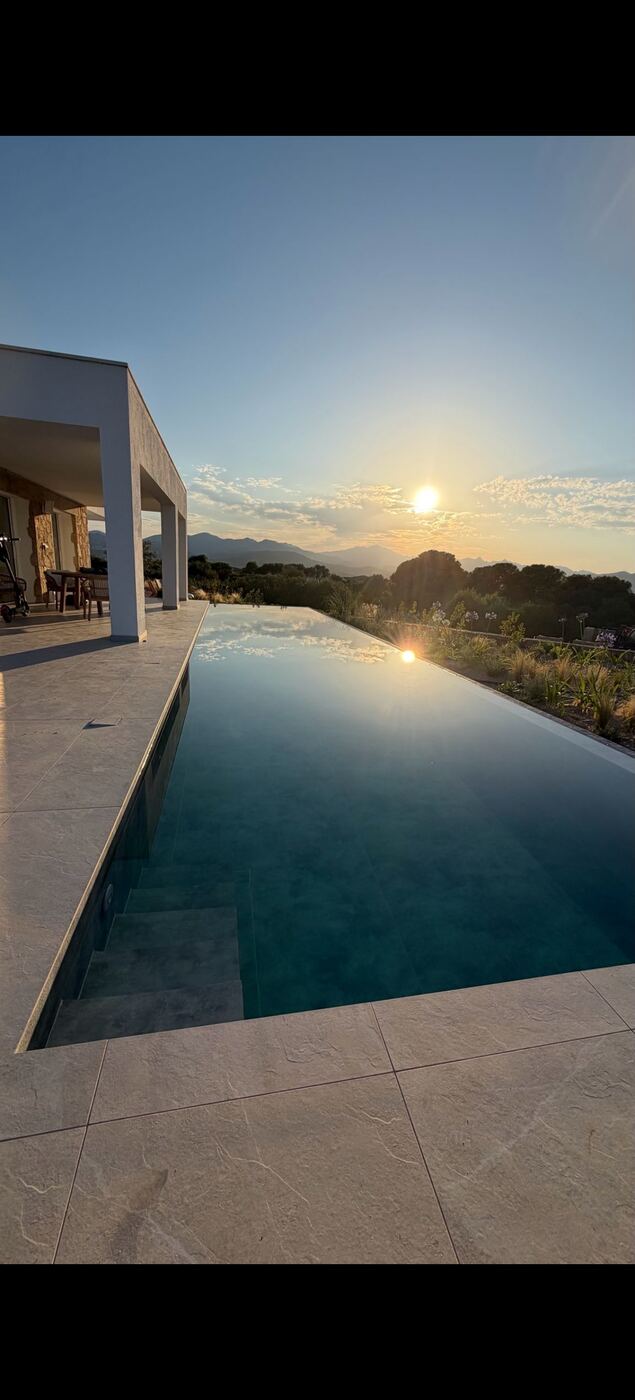 Infinity-Pool der Villa Aqua Paradiso bei Sonnenuntergang