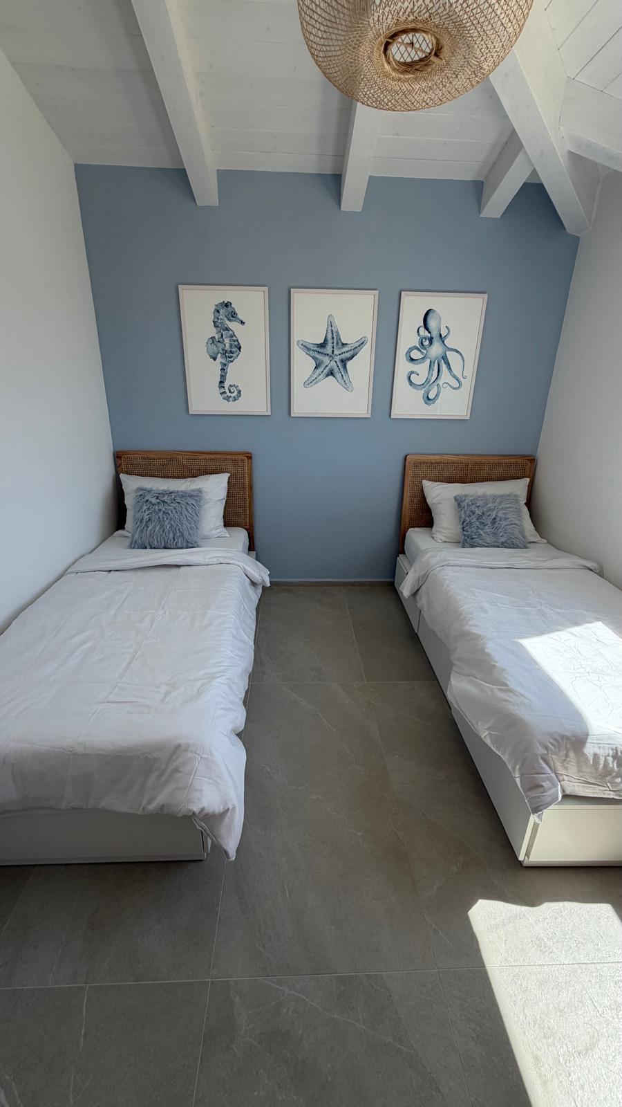 Schlafzimmer mit Meerestier-Bildern