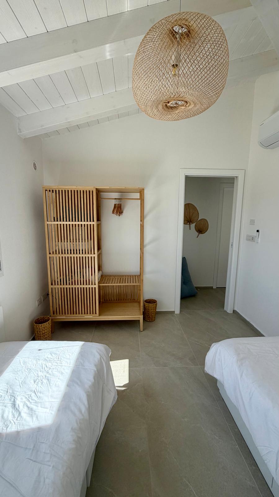 Schlafzimmer mit Rattanschrank