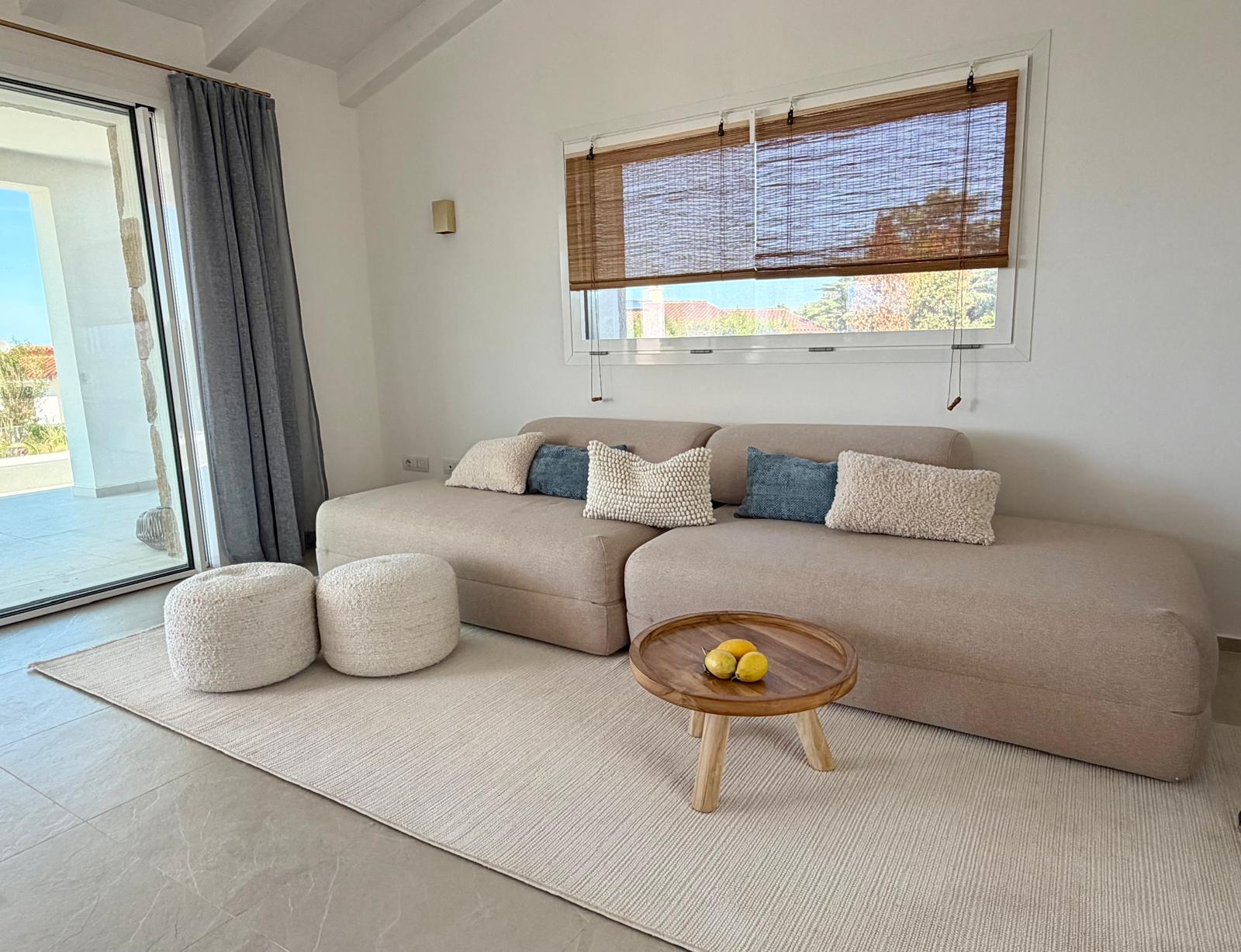 Wohnzimmer mit Sofa und Meerblick